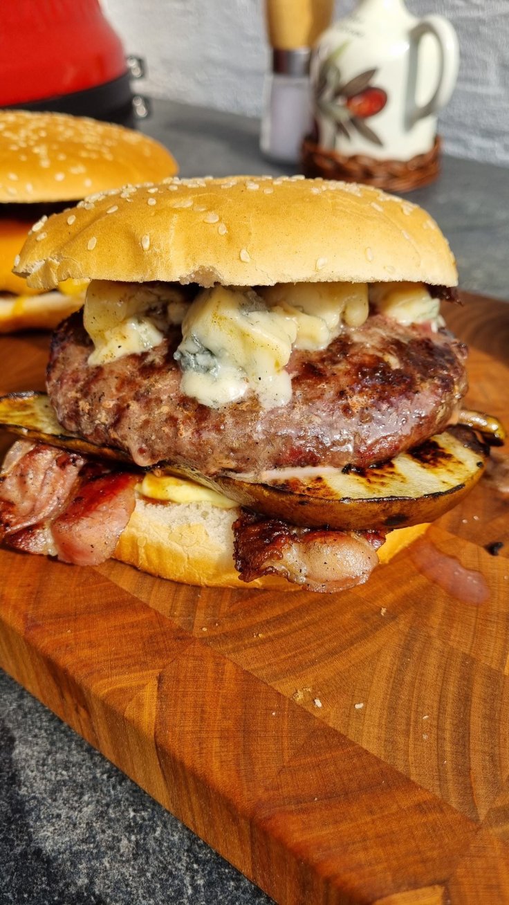 Burger mit Gorgonzola und gegrillter&nbsp;Birne